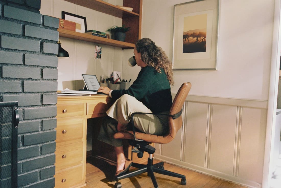 Travailleuse autonome au bureau à domicile