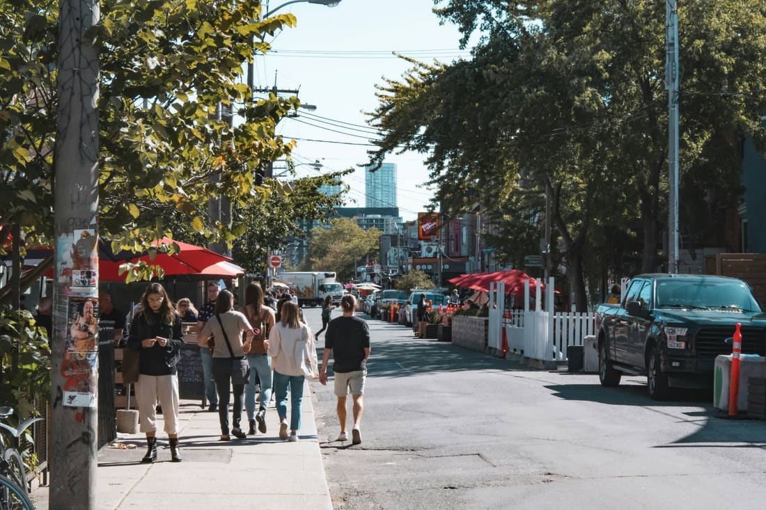 Rue commerçante en Ontario, avec terrasses et commerces
